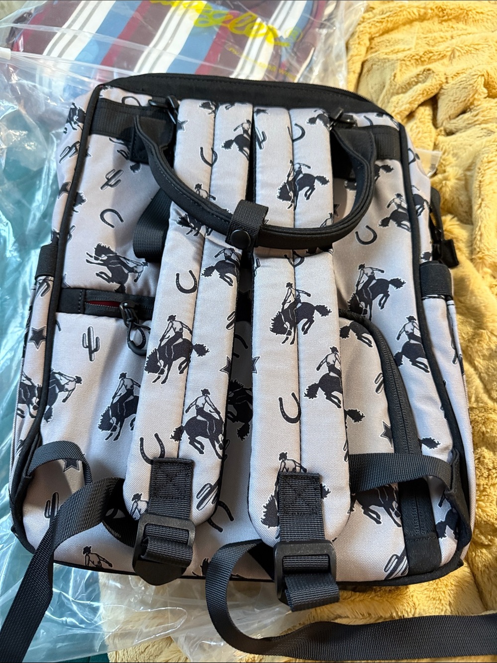 Wrangler Black and Light Gray Western Print Tote - Picture 4 of 4